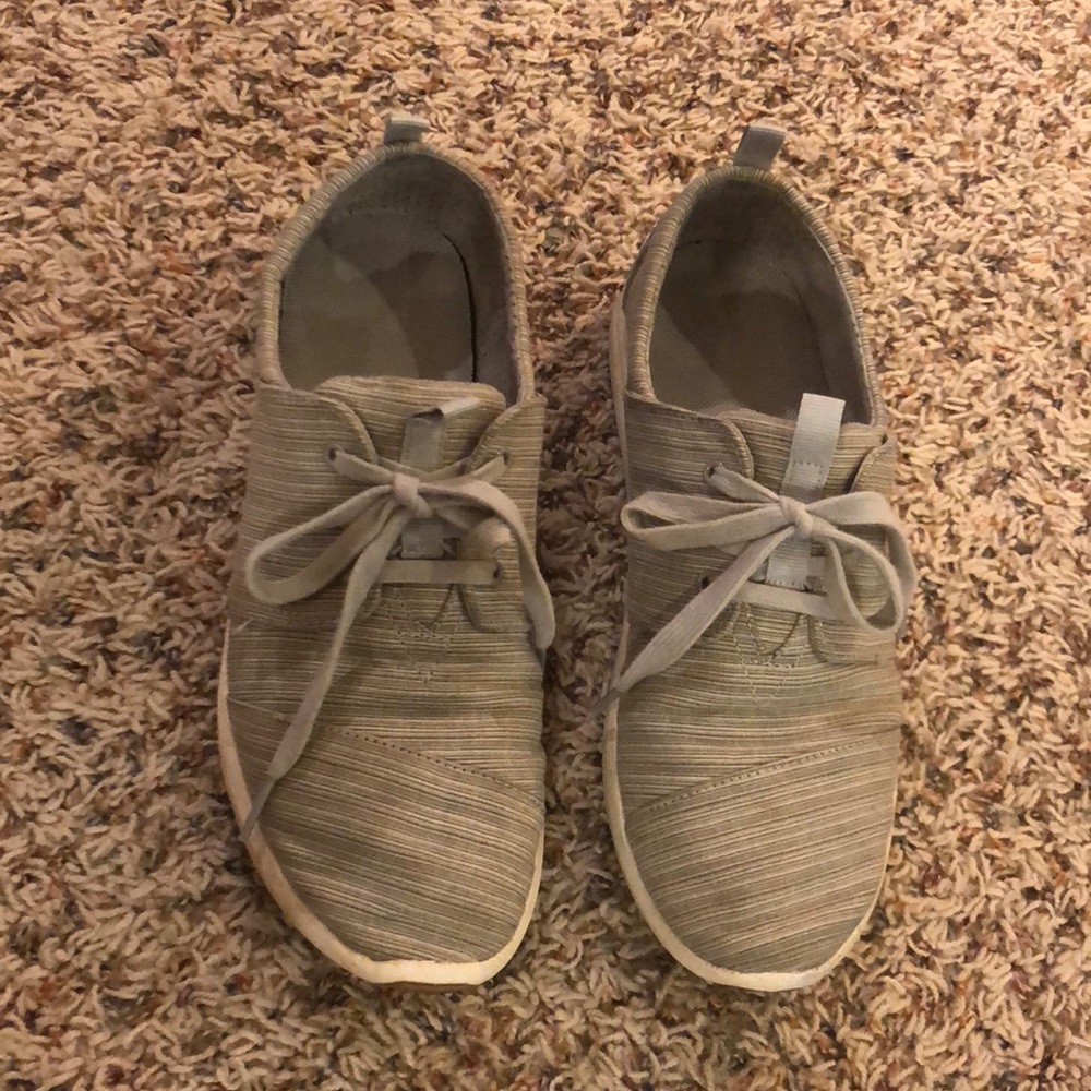 Women’s size 9 Toms